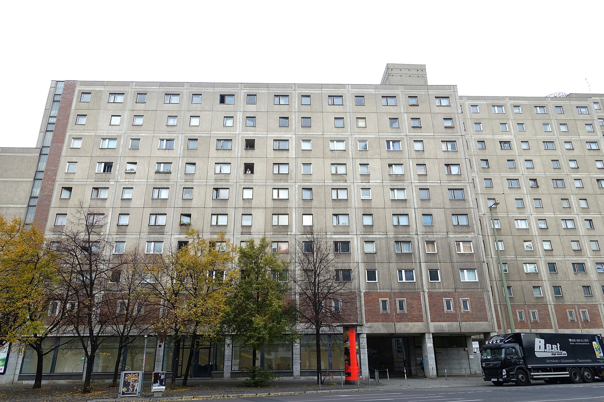 Heizkörper mit Thermostat in einer Mietwohnung – Symbolbild für Fernwärme und Nebenkosten